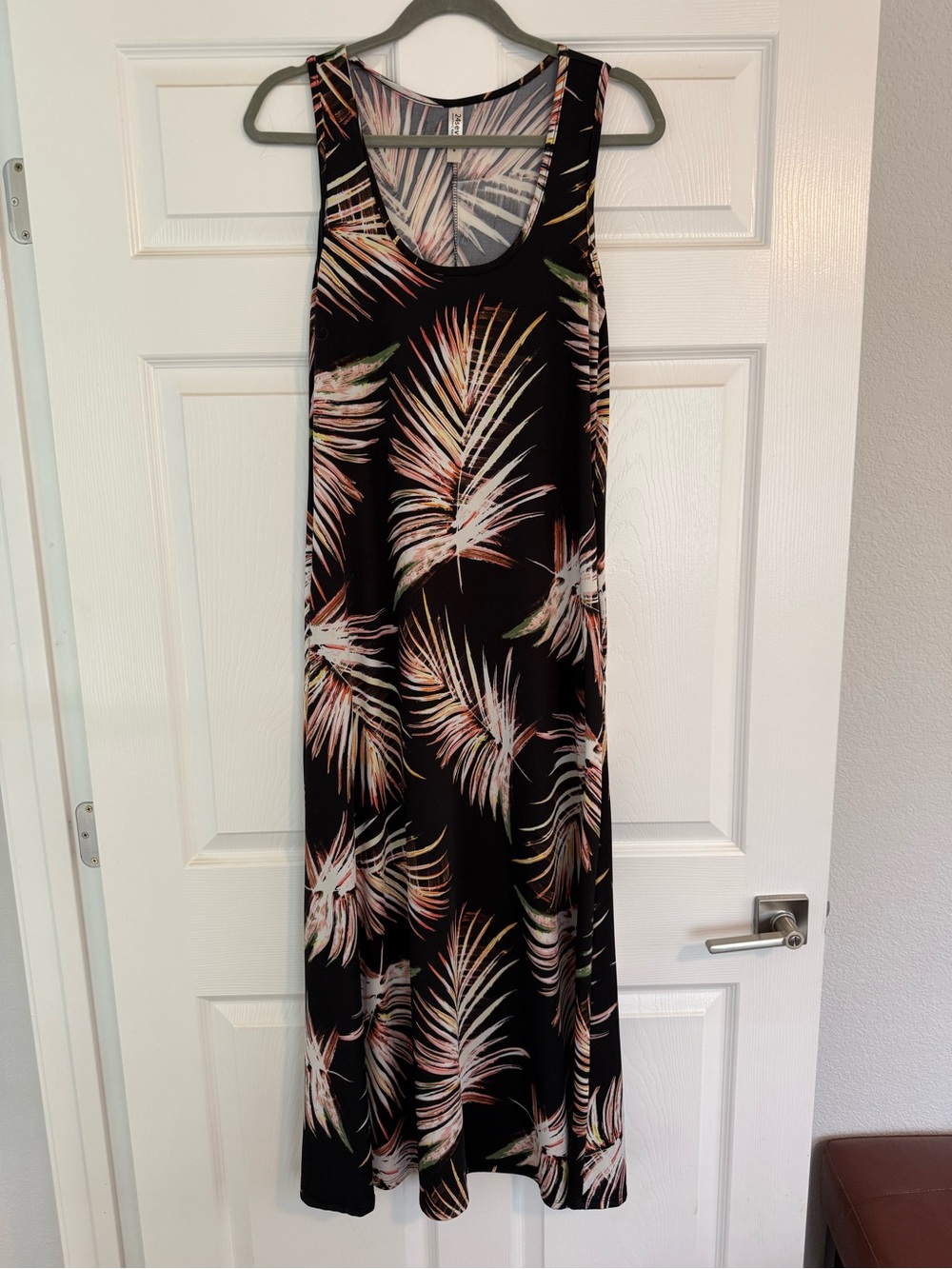 Sleeveless tropical Maxi Dress
